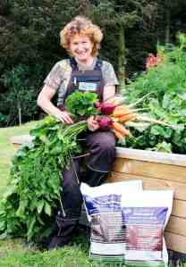 Jennifer Broie with REMIN veggies at Woodblocx raised bed-1