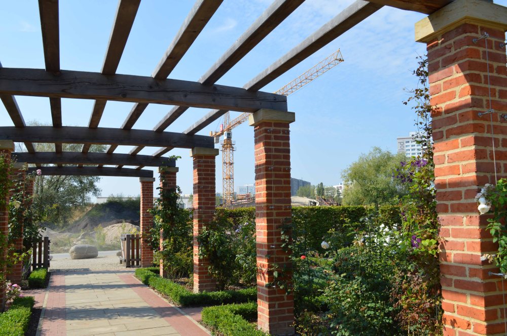 low-garten-der-welt-leading-to-new-part-of-iga_sandra-lawrence